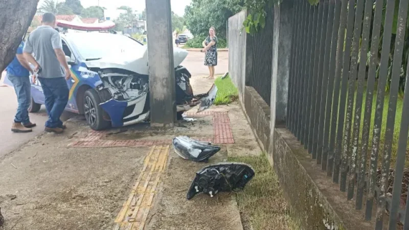 Foto 2 da matéria: Policiais Militares ficam feridos após viatura colidir contra poste durante acompanhamento tático em Rolim e Moura