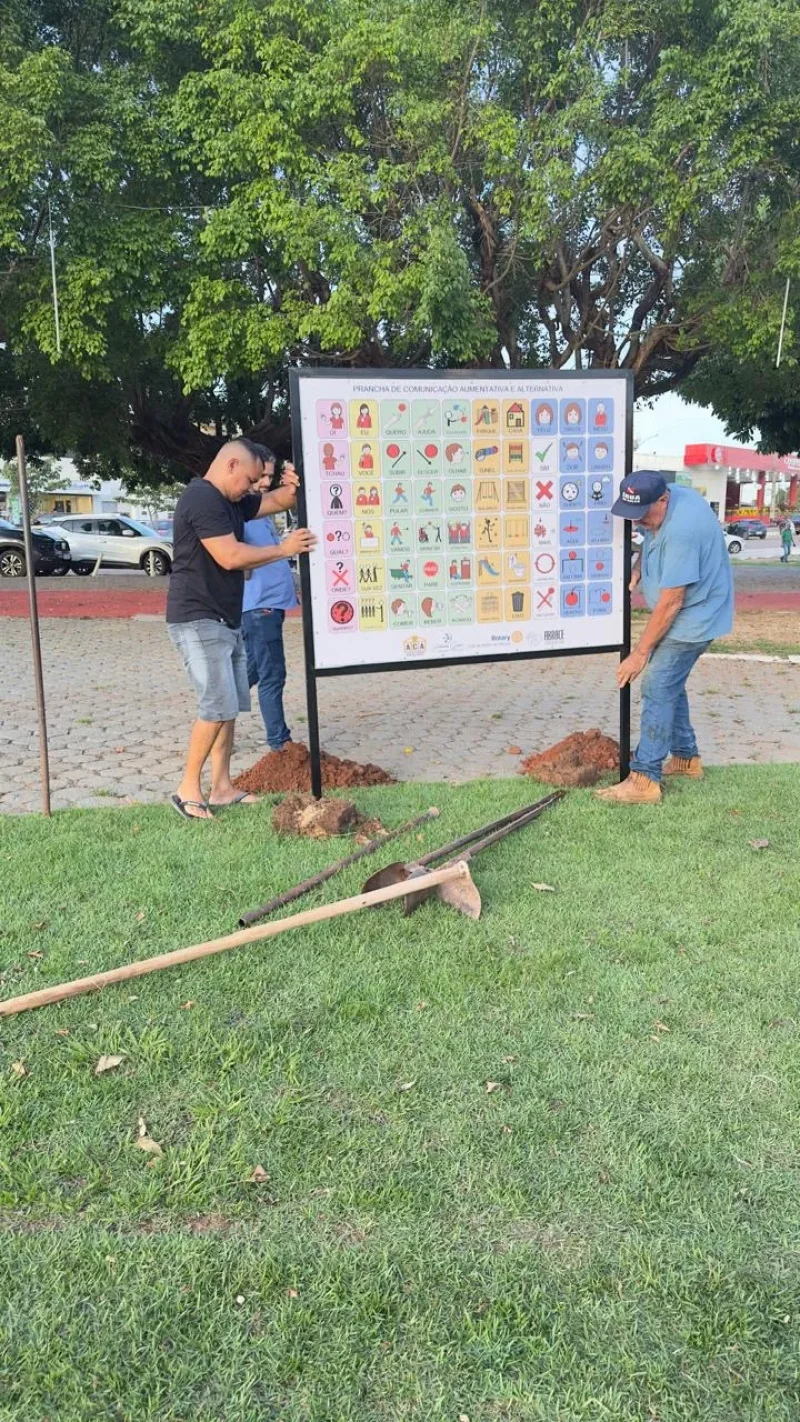 Rotary Club de Rolim de Moura e Casa da Amizade instalam pranchas de Comunicação Alternativa na Praça Durvalino de Oliveira e no Espaço Gaia Amiga