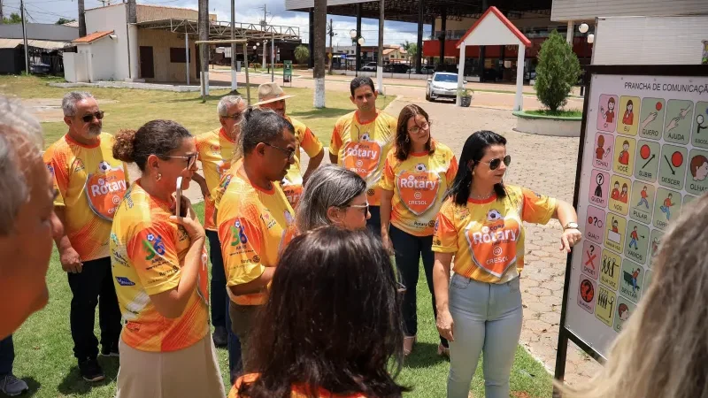 Foto 4 da matéria: Rotary Club de Rolim de Moura e Casa da Amizade instalam pranchas de Comunicação Alternativa na Praça Durvalino de Oliveira e no Espaço Gaia Amiga