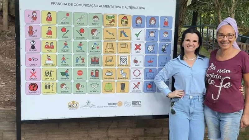 Foto 1 da matéria: Rotary Club de Rolim de Moura e Casa da Amizade instalam pranchas de Comunicação Alternativa na Praça Durvalino de Oliveira e no Espaço Gaia Amiga