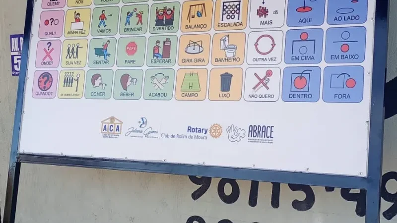 Foto 3 da matéria: Rotary Club de Rolim de Moura e Casa da Amizade instalam pranchas de Comunicação Alternativa na Praça Durvalino de Oliveira e no Espaço Gaia Amiga