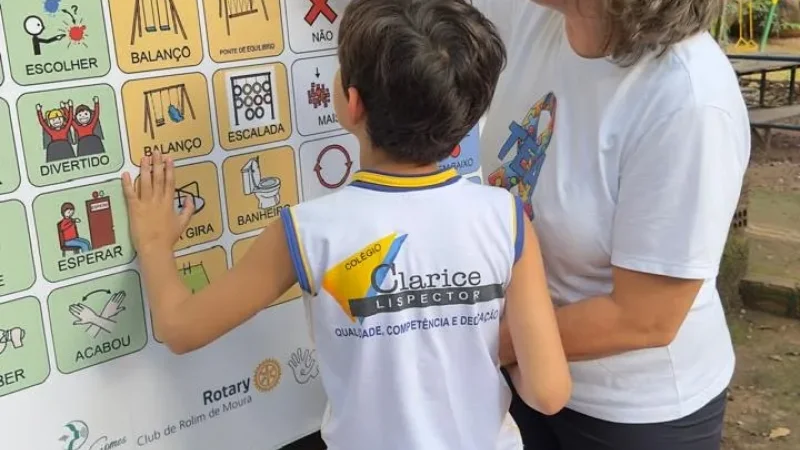 Foto 2 da matéria: Rotary Club de Rolim de Moura e Casa da Amizade instalam pranchas de Comunicação Alternativa na Praça Durvalino de Oliveira e no Espaço Gaia Amiga