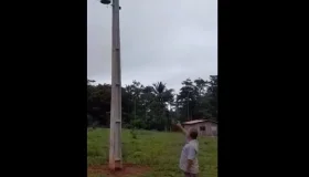 VÍDEO: moradores da Linha 03 aguardam ligação de energia elétrica há 10...