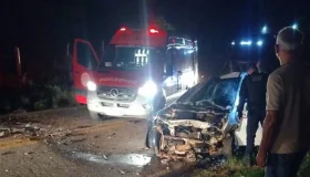 Acidente entre Strada e Corolla mata jovem de 20 anos e deixa três feridos...