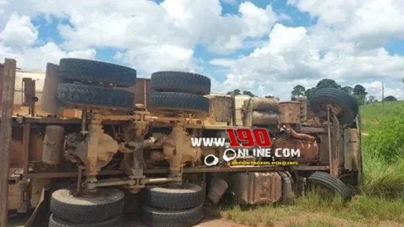Foto 1 da matéria: Acidente na RO-383: Caminhão com minicarregadeira tomba próximo ao trevo de Alto Alegre dos Parecis