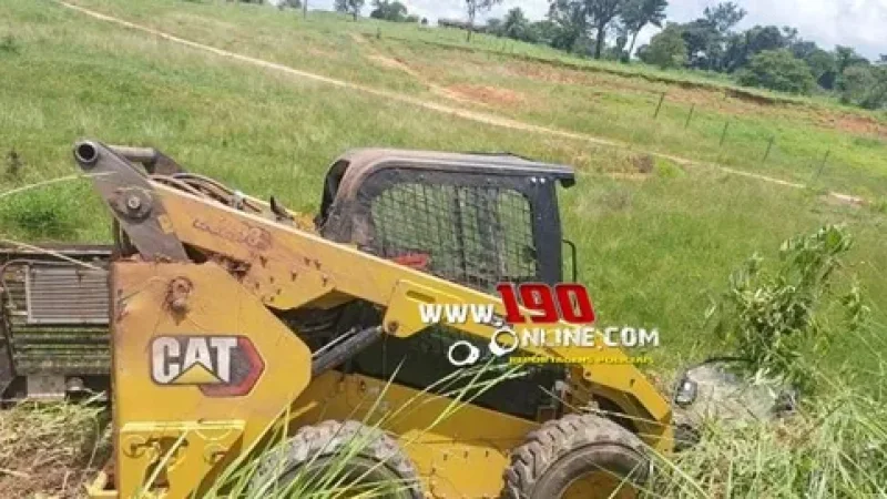 Foto 2 da matéria: Acidente na RO-383: Caminhão com minicarregadeira tomba próximo ao trevo de Alto Alegre dos Parecis