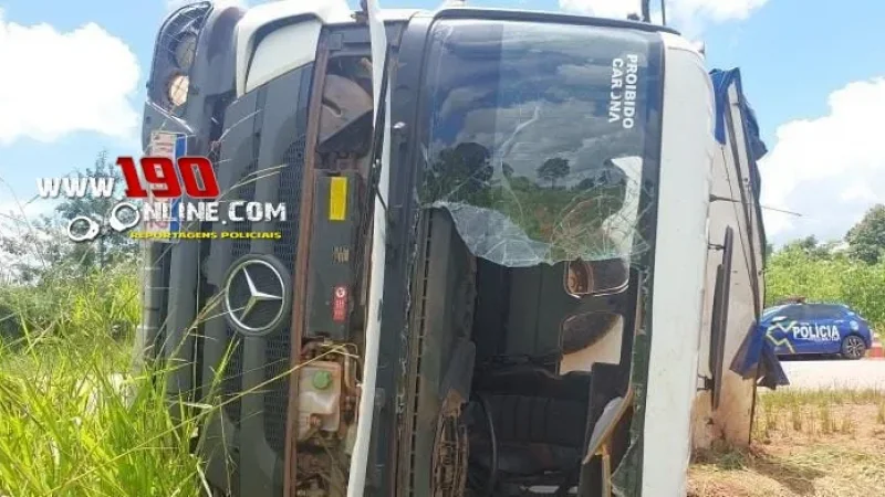Foto 3 da matéria: Acidente na RO-383: Caminhão com minicarregadeira tomba próximo ao trevo de Alto Alegre dos Parecis