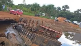 Carreta carregada de soja despenca em rio na zona rural de São Miguel do...