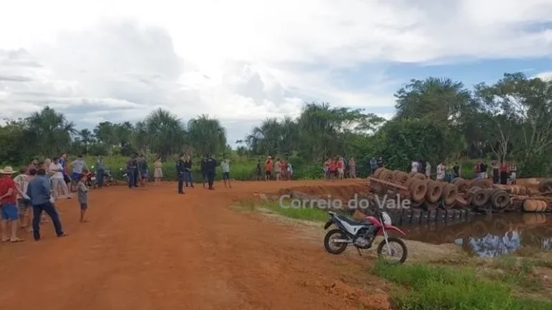 Foto 1 da matéria: Carreta carregada de soja despenca em rio na zona rural de São Miguel do Guaporé