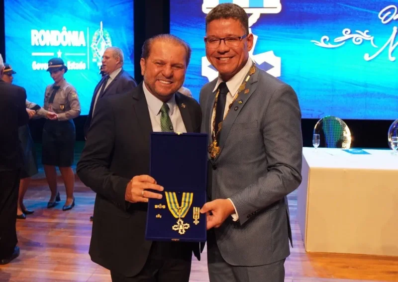 O deputado foi condecorado pelo governador, coronel Marcos Rocha, com a mais alta honraria concedida a profissionais e lideranças do Estado..