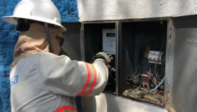 Homem é flagrado desviando energia e acaba na delegacia em Rolim de Moura