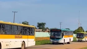 Lei municipal que previa transporte escolar gratuito para alunos da rede...