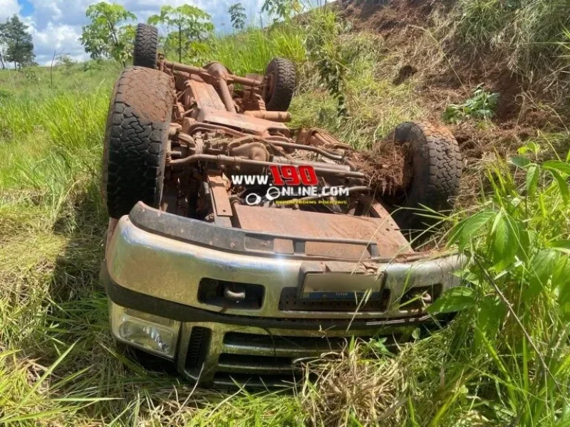 Motorista fica ferido após capotamento de caminhonete na Linha P. 50, em Alta Floresta do Oeste