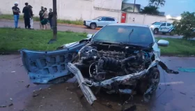 Motorista perde controle de Corolla, bate em muro e atinge carro estacionado em...
