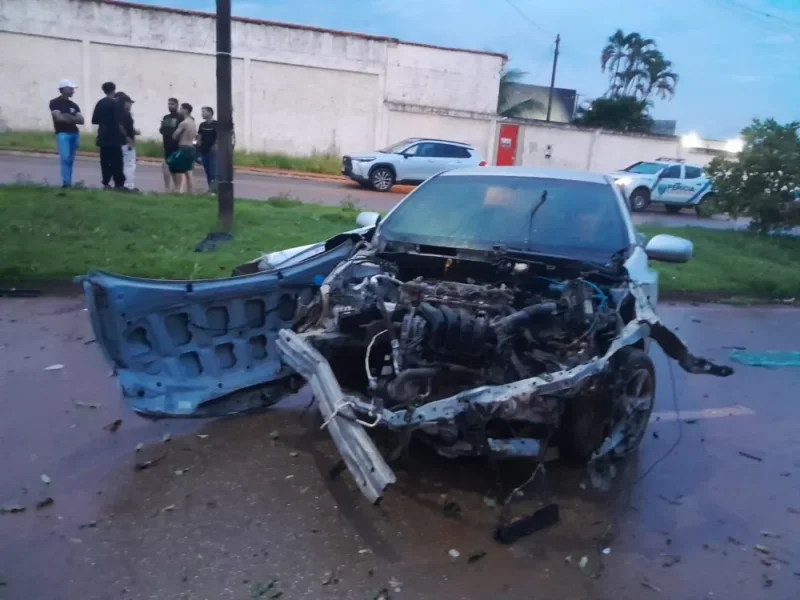 Motorista perde controle de Corolla, bate em muro e atinge carro estacionado em Rolim de Moura