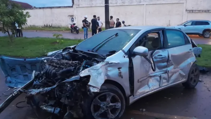 Foto 5 da matéria: Motorista perde controle de Corolla, bate em muro e atinge carro estacionado em Rolim de Moura