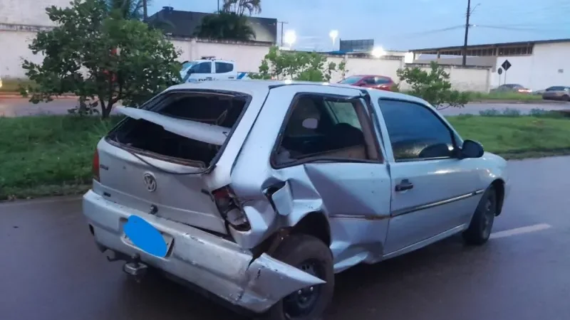 Foto 2 da matéria: Motorista perde controle de Corolla, bate em muro e atinge carro estacionado em Rolim de Moura