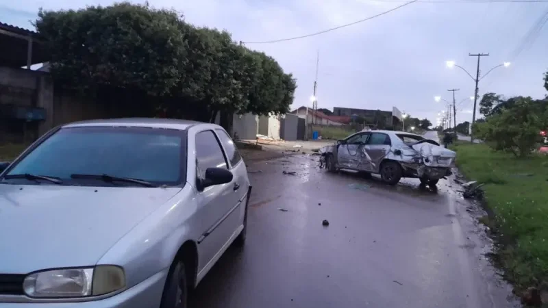 Foto 6 da matéria: Motorista perde controle de Corolla, bate em muro e atinge carro estacionado em Rolim de Moura