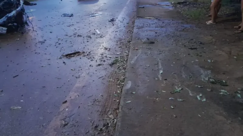 Foto 7 da matéria: Motorista perde controle de Corolla, bate em muro e atinge carro estacionado em Rolim de Moura