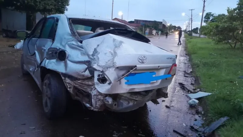 Foto 1 da matéria: Motorista perde controle de Corolla, bate em muro e atinge carro estacionado em Rolim de Moura