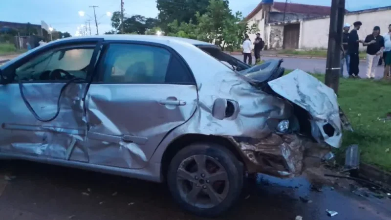 Foto 8 da matéria: Motorista perde controle de Corolla, bate em muro e atinge carro estacionado em Rolim de Moura