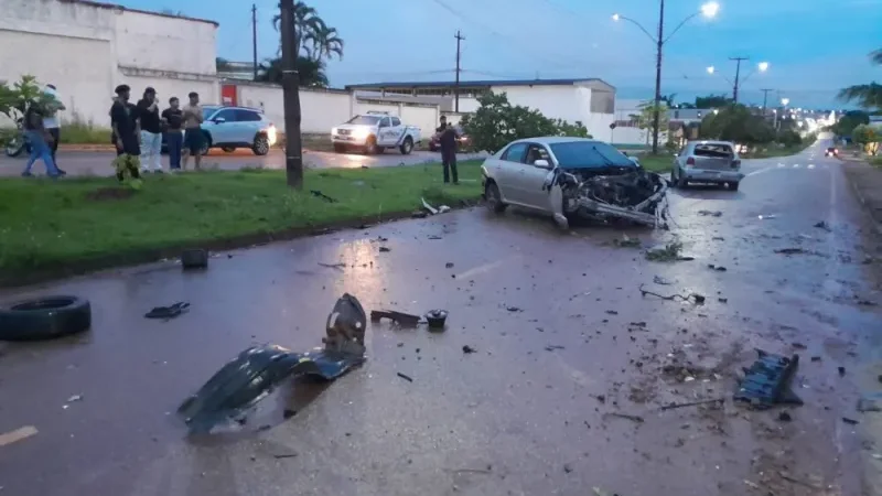 Foto 4 da matéria: Motorista perde controle de Corolla, bate em muro e atinge carro estacionado em Rolim de Moura