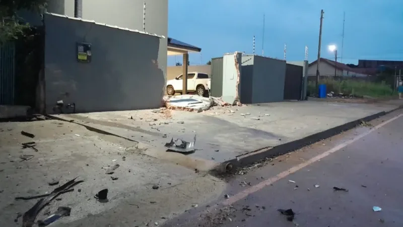 Foto 3 da matéria: Motorista perde controle de Corolla, bate em muro e atinge carro estacionado em Rolim de Moura