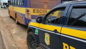 Motorista que abandonou crianças em ônibus escolar para fugir da polícia é...