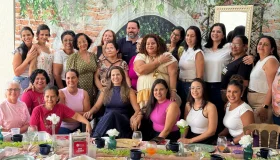 Mulheres recebem books fotográficos do projeto Flores de cactos em Cacoal