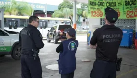 Polícia Federal realiza operação para fiscalizar preços de combustíveis em...