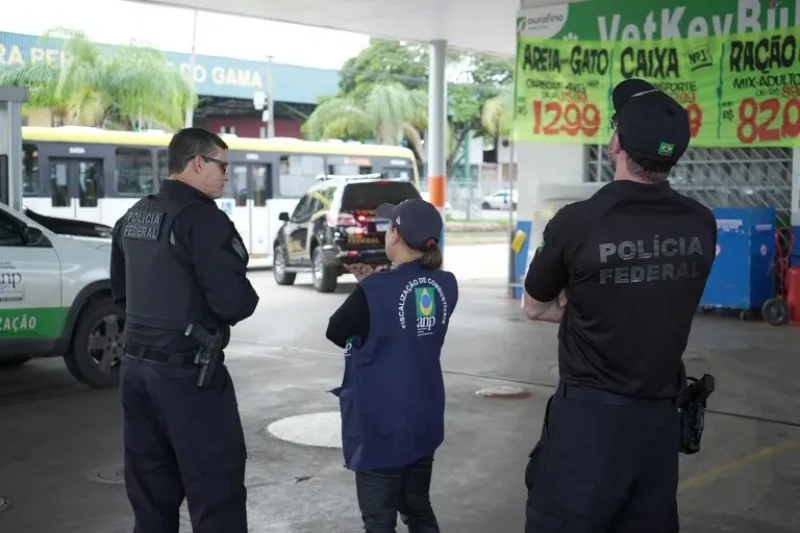 Polícia Federal realiza operação para fiscalizar preços de combustíveis em meio à alta do petróleo