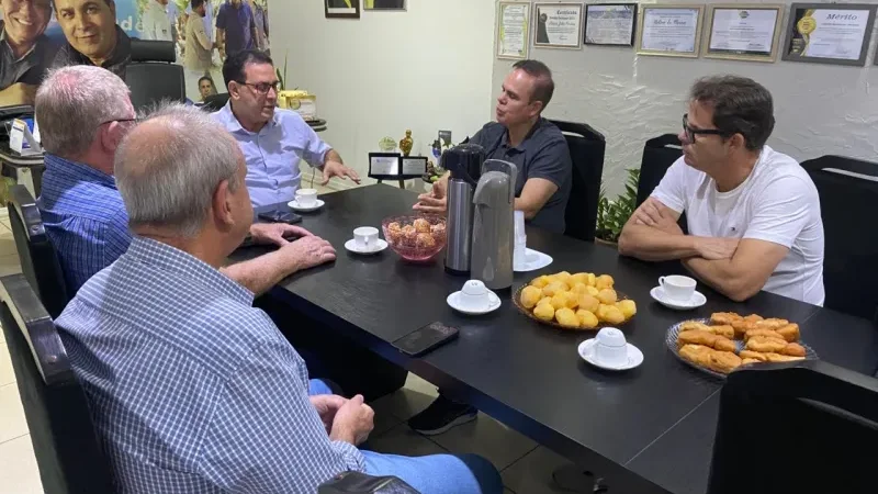 Foto 2 da matéria: Prefeito Aldo Júlio recebe deputado Allan Queiroz agradece por recursos destinados ao município e pede 2 milhões de reais para investir nas estradas vicinais