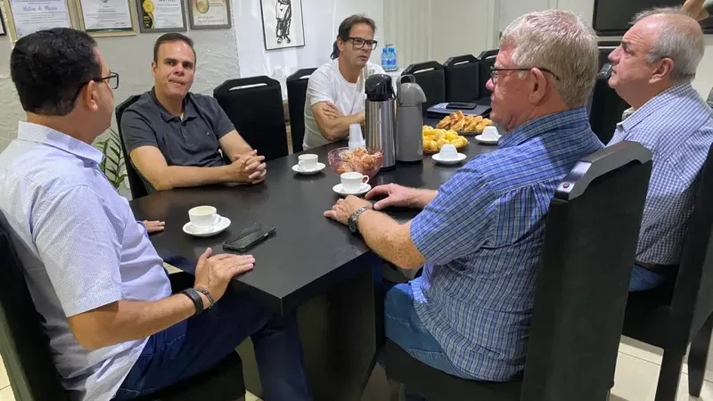 Foto 3 da matéria: Prefeito Aldo Júlio recebe deputado Allan Queiroz agradece por recursos destinados ao município e pede 2 milhões de reais para investir nas estradas vicinais
