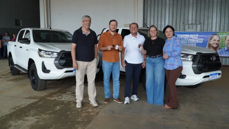 A Secretaria Municipal de Educação recebeu duas camionetes, adquiridas com recursos assegurados pelo parlamentar.