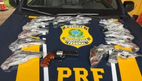 PRF apreende 14 revólveres em ônibus na BR-364, em Rondônia