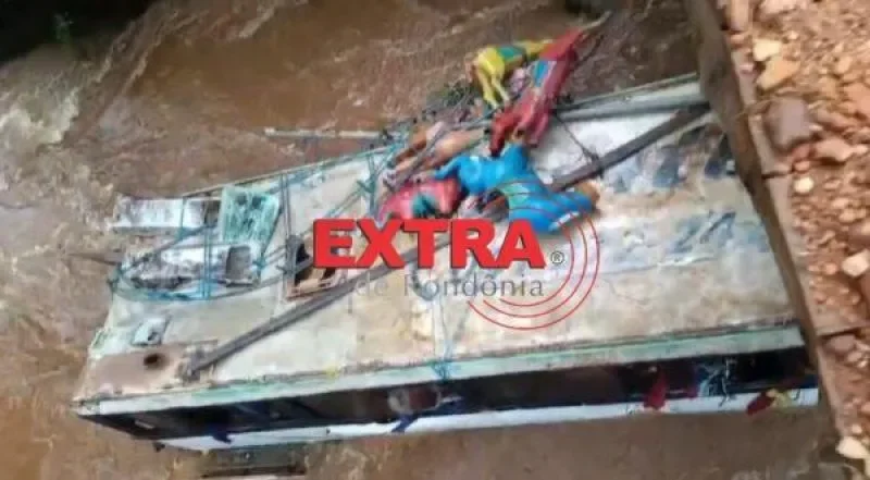 Vídeo - Ônibus que seguia para rodeio em Pimenteiras caiu dentro de rio