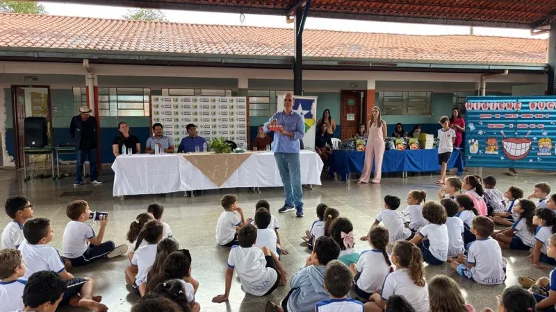 Foto 1 da matéria: Alan Queiroz destina R$ 400 mil em kits odontológicos para alunos da rede municipal, em Espigão D’Oeste