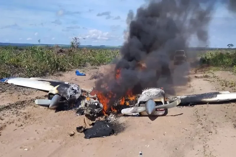 Avião bimotor cai e pega fogo entre Campo Novo do Parecis e Brasnorte, em MT