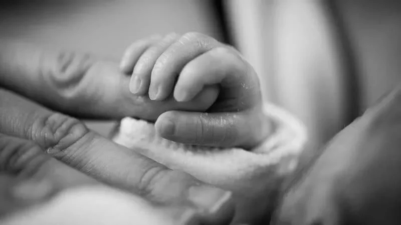 Bêbada, mulher tenta matar a própria filha de três meses em MT