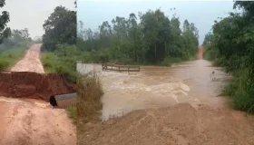 Chuvas intensas destroem bueiro e isolam moradores na Linha Zero, em Alvorada...