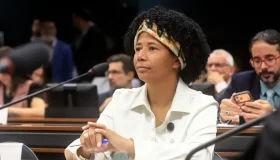 Deputada Sílvia Cristina votou a favor da PEC 383, que assegura recursos para...
