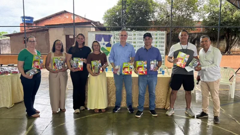 Foto 2 da matéria: Deputado Alan Queiroz entrega R$ 400 mil em kits odontológicos para alunos da rede municipal, em Espigão D’Oeste