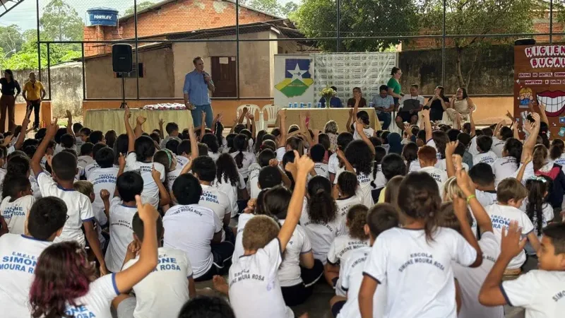 Foto 4 da matéria: Deputado Alan Queiroz entrega R$ 400 mil em kits odontológicos para alunos da rede municipal, em Espigão D’Oeste