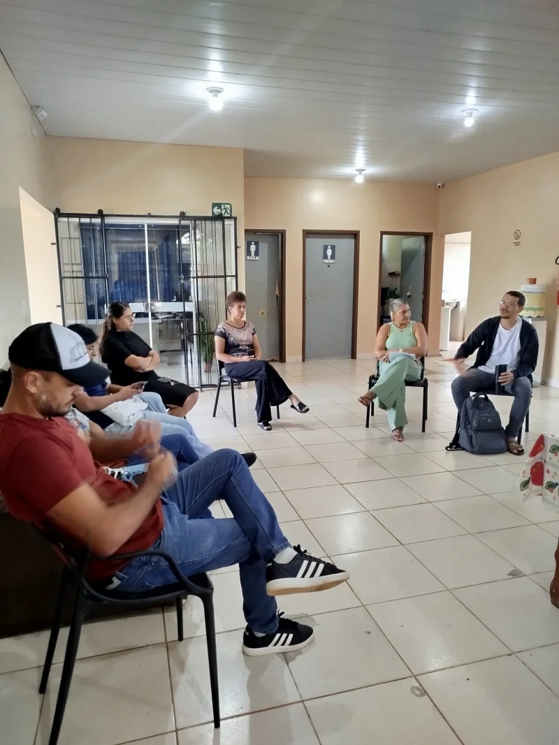 A participação de toda a equipe técnica, incluindo assistente social, cuidadores, auxiliares, cozinheira, diretora e coordenação reforça o compromisso coletivo com um atendimento humanizado e qualificado.