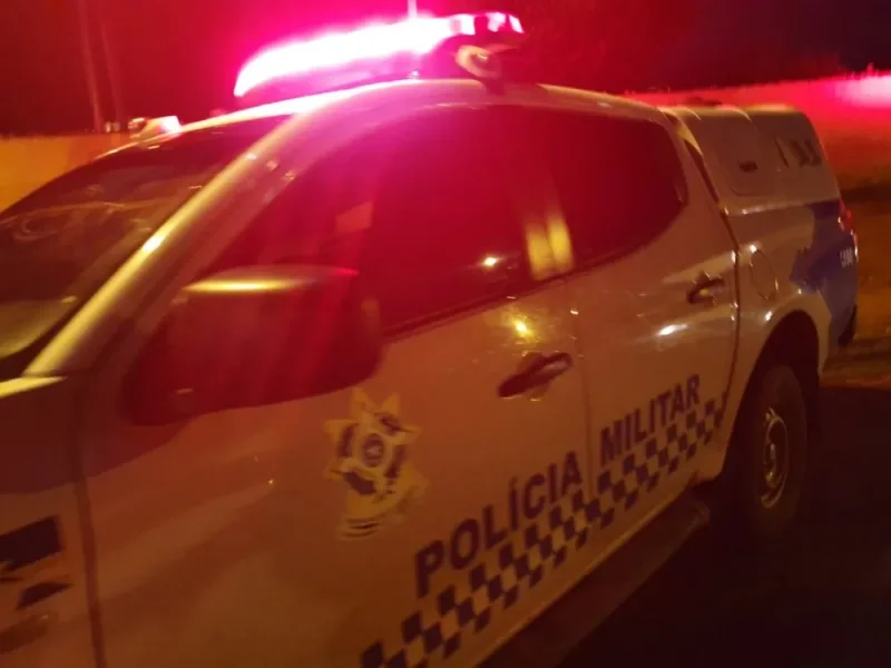 Mulher chama a PM após briga, mas acaba presa por mandado em aberto, em Nova Brasiândia do Oeste