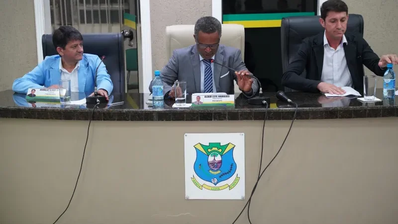 Foto 2 da matéria: Ney assume a Prefeitura de Santa Luzia do Oeste em sessão bastante prestigiada e garante continuidade dos trabalhos