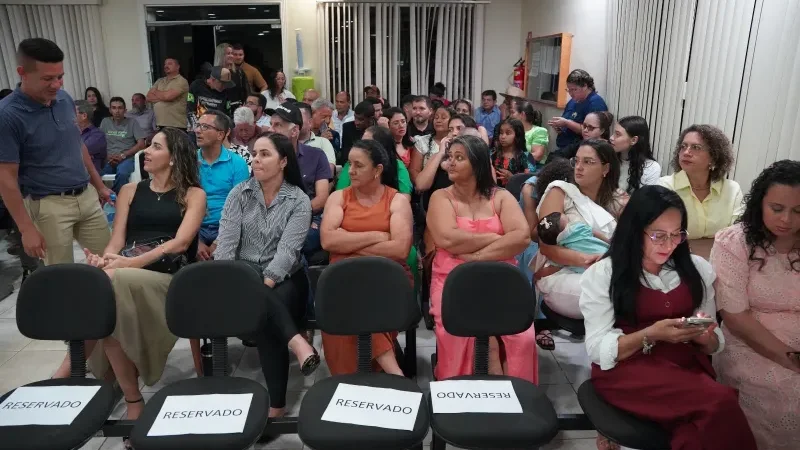 Foto 3 da matéria: Ney assume a Prefeitura de Santa Luzia do Oeste em sessão bastante prestigiada e garante continuidade dos trabalhos