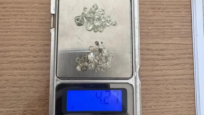 Foto 1 da matéria: Operação da PF cumpre mandados em Rolim de Moura, Cacoal e Ji-Paraná por comércio ilegal de diamantes