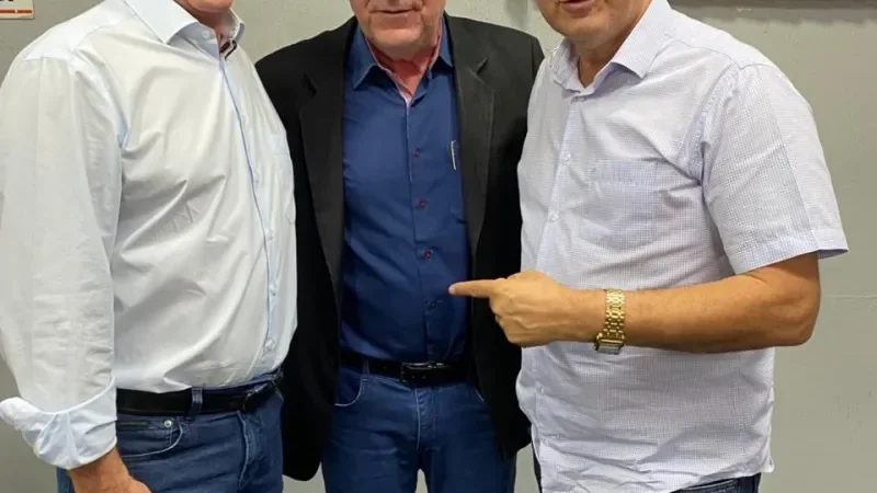Foto 3 da matéria: Prefeito Aldo Júlio é homenageado durante entrega do Troféu Fenacom em Rolim de Moura