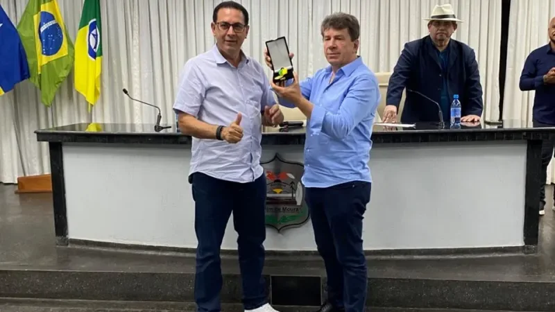 Foto 2 da matéria: Prefeito Aldo Júlio é homenageado durante entrega do Troféu Fenacom em Rolim de Moura